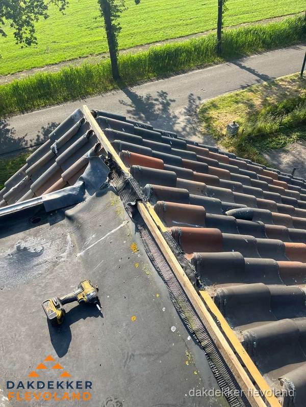 Kosten dakgoot vervangen: werkzaamheden aan dakrand in Flevoland Kosten dakgoot vervangen: werkzaamheden aan dakrand in Flevoland