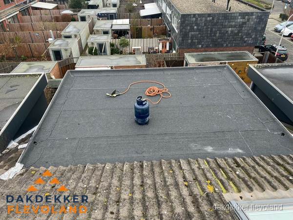 Plat dak met bitumen dakbedekking en brander in Flevoland Plat dak met bitumen dakbedekking en brander in Flevoland
