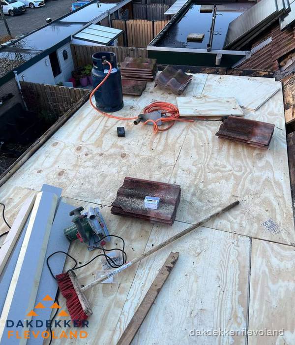 Dakreparatie werkzaamheden op plat dak met gereedschap in Flevoland Dakreparatie werkzaamheden op plat dak met gereedschap in Flevoland