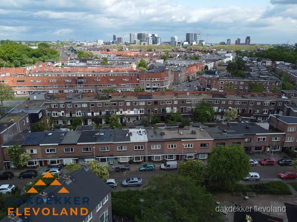 Luchtfoto van daken in woonwijk Flevoland