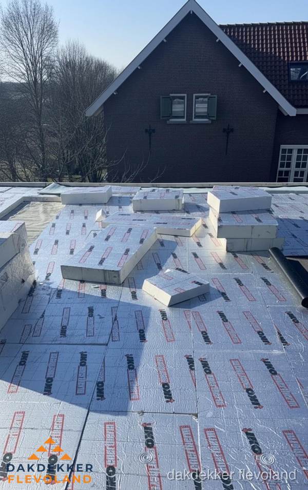 IKO PIR isolatieplaten op plat dak in Flevoland IKO PIR isolatieplaten op plat dak in Flevoland