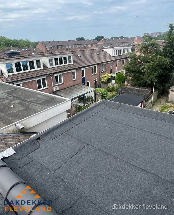 Vernieuwd plat dak met bitumen in woonwijk in Flevoland Vernieuwd plat dak met bitumen in woonwijk in Flevoland