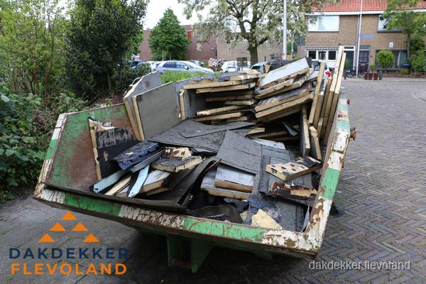 Puincontainer met oud dakmateriaal na dakrenovatie in Flevoland Puincontainer met oud dakmateriaal na dakrenovatie in Flevoland