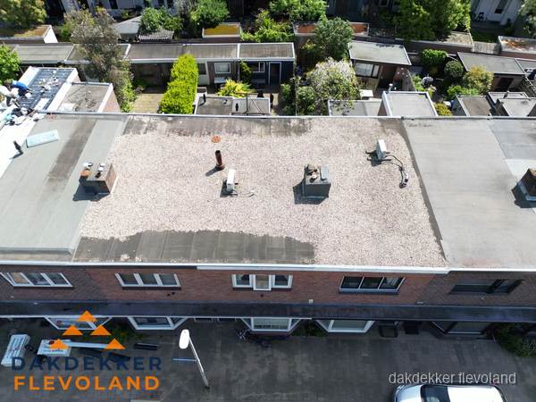 Plat dak met grindballast en dakdoorvoeren in Flevoland Plat dak met grindballast en dakdoorvoeren in Flevoland