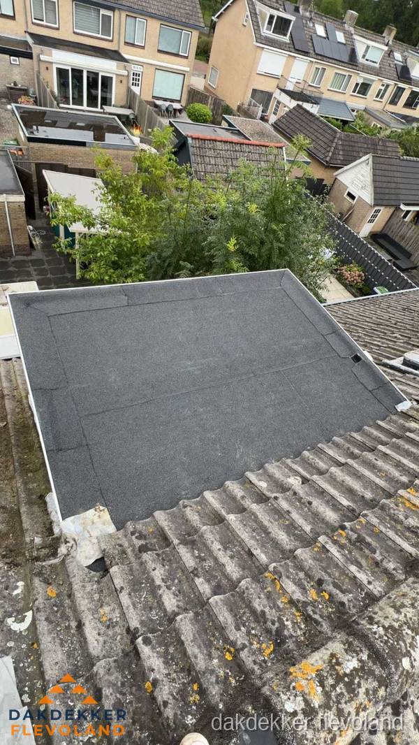 Plat dak aanbouw met bitumen dakbedekking in woonwijk Flevoland Plat dak aanbouw met bitumen dakbedekking in woonwijk Flevoland