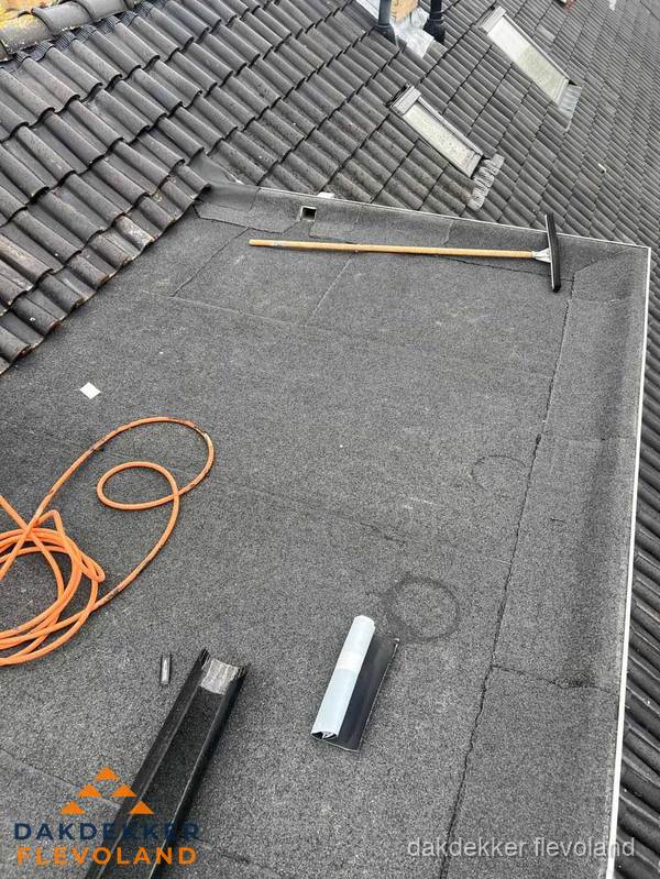 Plat dak reparatie met gereedschap en loodstroken in Flevoland Plat dak reparatie met gereedschap en loodstroken in Flevoland
