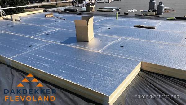 PIR isolatieplaten worden gelegd op plat dak voor dakisolatie in Flevoland PIR isolatieplaten worden gelegd op plat dak voor dakisolatie in Flevoland