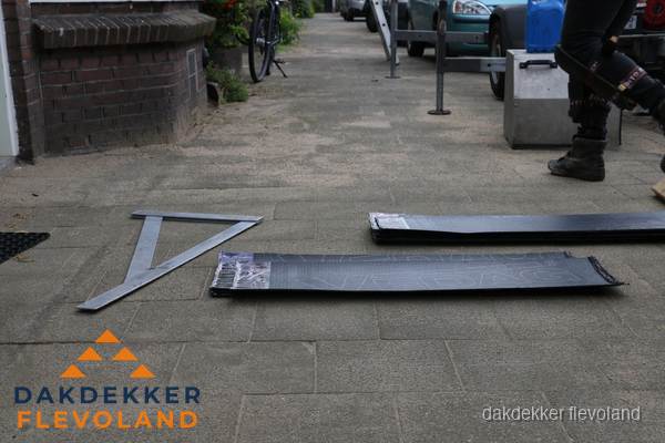 Dakbedekkingsmateriaal en zinkwerk klaargelegd voor reparatie in Flevoland Dakbedekkingsmateriaal en zinkwerk klaargelegd voor reparatie in Flevoland