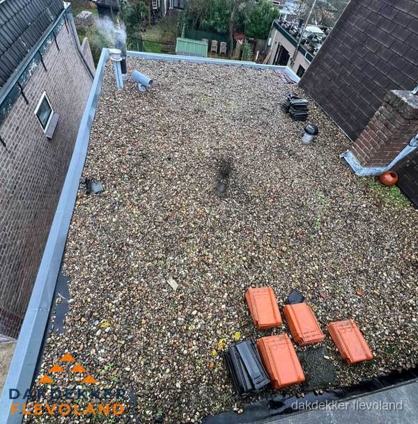 Plat dak met grindballast en dakdoorvoeren in Flevoland Plat dak met grindballast en dakdoorvoeren in Flevoland