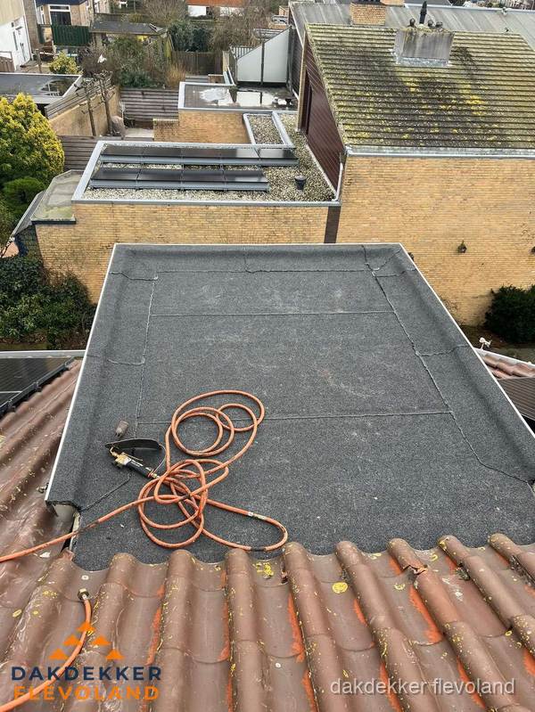Reparatie aansluiting plat dak en schuin dak in Flevoland Reparatie aansluiting plat dak en schuin dak in Flevoland