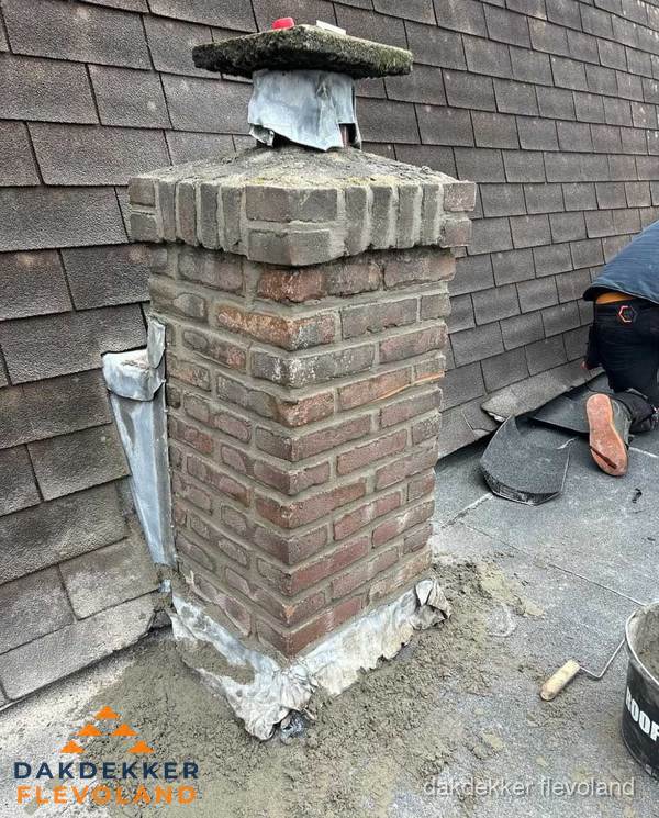 Schoorsteen reparatie met lood en voegwerk op leien dak in Flevoland Schoorsteen reparatie met lood en voegwerk op leien dak in Flevoland