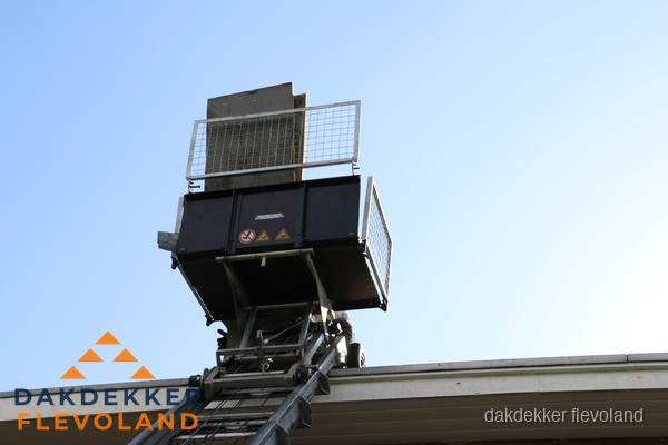 Dakdekkerslift voor materiaal transport bij dakwerkzaamheden in Flevoland Dakdekkerslift voor materiaal transport bij dakwerkzaamheden in Flevoland