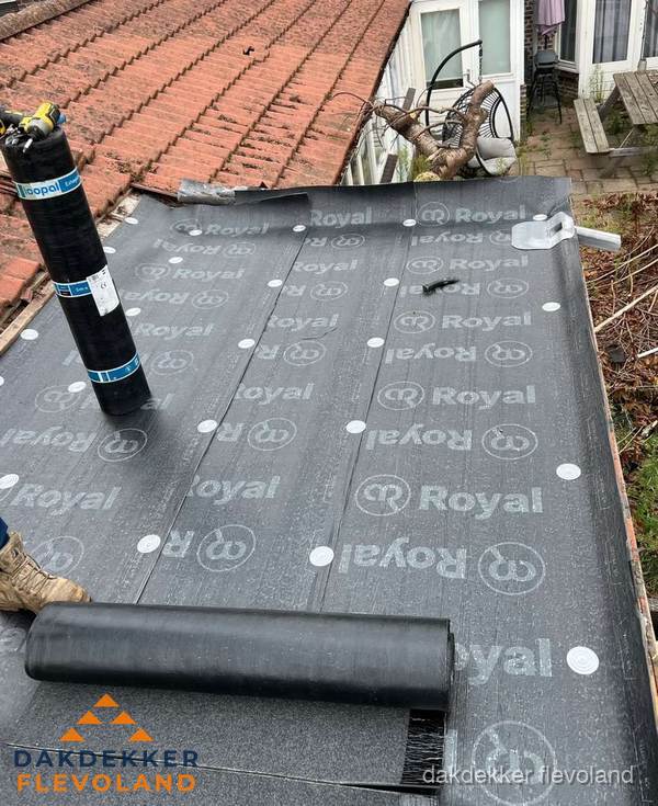 Bitumen dakbedekking leggen op plat dak aanbouw in Flevoland Bitumen dakbedekking leggen op plat dak aanbouw in Flevoland